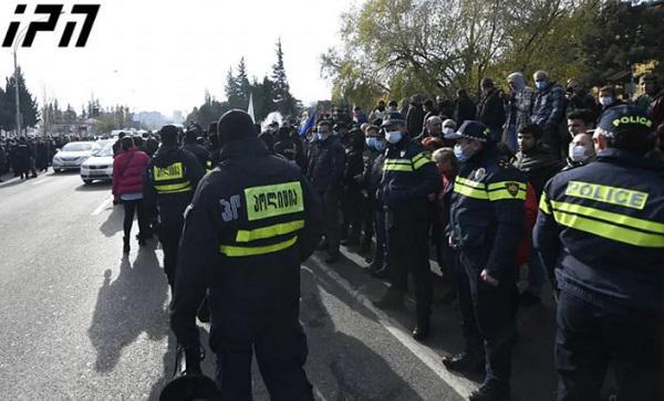 საპოლიციო ძალების დამატებითი მობილიზება საქალაქო სასამართლოსთან - რა ხდება ამ წუთებში ადგილზე?