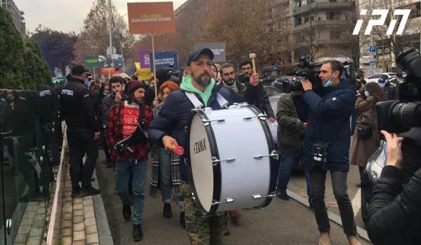 "სუს-ტემა” უნდა დაინგრეს" - სუს-ის შენობასთან საპროტესტო აქცია მიმდინარეობს