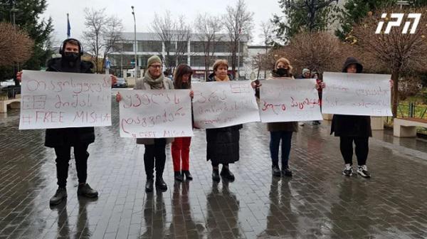 თბილისის საქალაქო სასამართლოს ეზოში გიგი უგულავასა და ბესიკ თამლიანის მხარდამჭერებმა აქცია-პერფორმანსი გამართეს