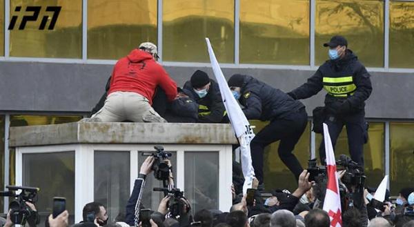 "ბესიკ თამლიანმა პოლიციელი კი არ სცემა, პირიქით, განმუხტა სიტუაცია, დააწვინა ქვემოთ და შემდეგ გადმოხტა" - ადვოკატი