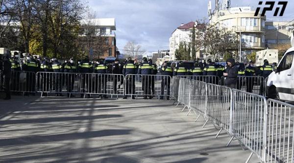 თბილისის საქალაქო სასამართლოსთან, სადაც მიხეილ სააკაშვილის საქმეზე პროცესია ჩანიშნული, მისი მხარდამჭერები იკრიბებიან