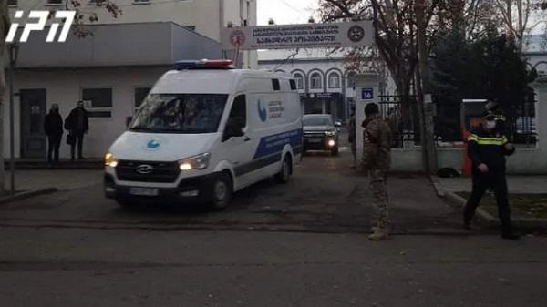 მიხეილ სააკაშვილი სასამართლო პროცესზე დასასწრებად გორიდან უკვე წაიყვანეს