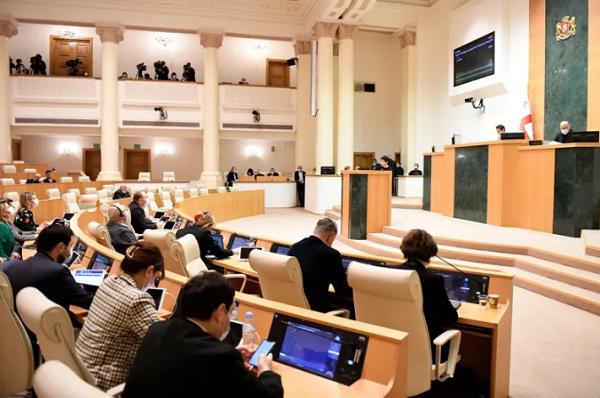 "ირაკლი ალასანია არასდროს კაცის მკვლელი არ ყოფილა, თქვენი გალიაში მჯდომი ბელადი კი - იყო და ახლა ცოლის დაპატიმრებას ითხოვს!" - თეა წულუკიანი სალომე სამადაშვილს