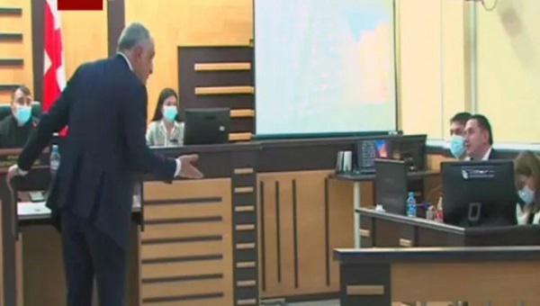 "ნუ მაწვები, ასე ვერ შემაშინებ, თვალებს ნუ მიქაჩავ-მეთქი" - მამუკა ხაზარაძე პროკურორს