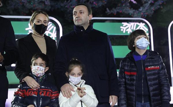 პრემიერი თბილისის მთავარი ნაძვის ხის ანთებას შვილებთან და მეუღლესთან ერთად დაესწრო - ფოტოები ღონისძიებიდან