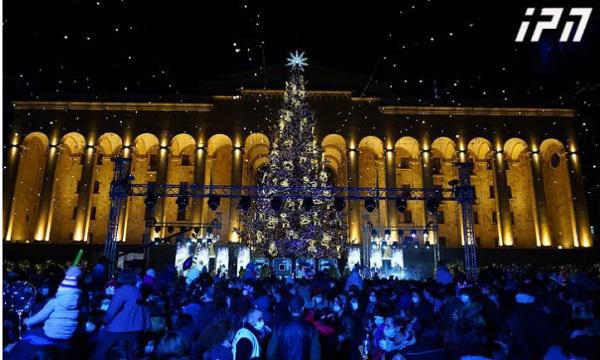 დედაქალაქის მთავარი ნაძვის ხე აინთო