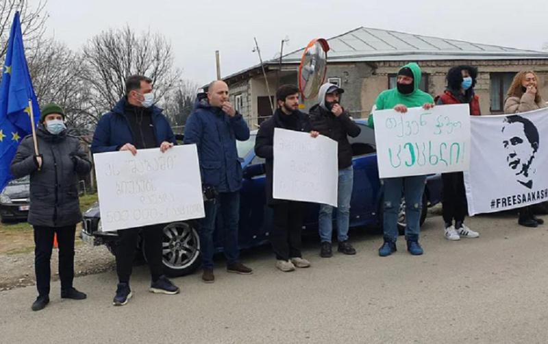 "ბიუჯეტის თანხით ჩამოსულები არიან და ღრეობენ" - ხმაური წინანდალში, სადაც "ქართული ოცნების“ წევრები შეხვედრას მართავენ
