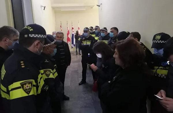 ბათუმის მერის კაბინეტში "ნაციონალური მოძრაობის" წევრები და არჩილ ჩიქოვანი ერთმანეთს სიტყვიერად დაუპირისპირდნენ