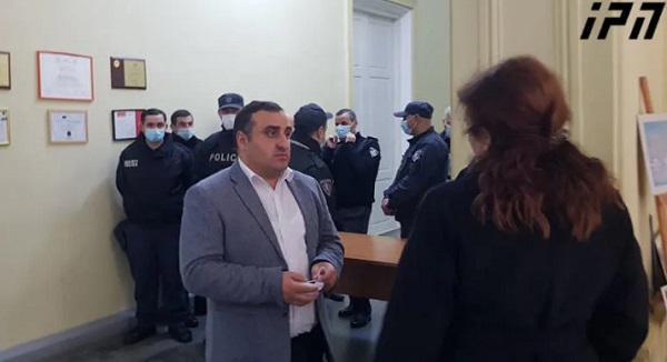 ბათუმის საკრებულოს ოპოზიციონერი წევრები და ბათუმის ვიცე-მერი ერთმანეთს სიტყვიერად დაუპირისპირდნენ