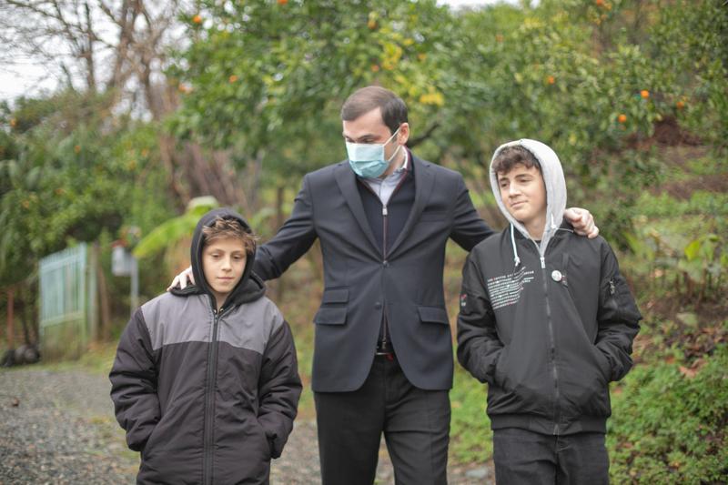 "ძნელია უდედობა და უმამობა" - 11 წლის ანრის წერილი თოვლის ბაბუას და თორნიკე რიჟვაძის პოსტი ძმებზე, რომლებმაც მამა ავარიით, დედა კი კოვიდით დაკარგეს