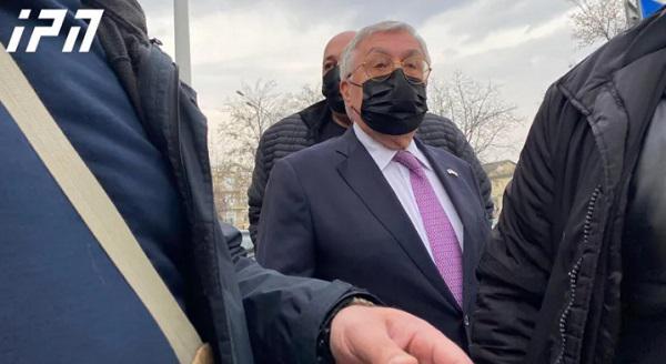 "საქართველოს აგინებდი, ერის მაგინებელი ხარ" - ხმაური იყო საქალაქო სასამართლოსთან, სადაც მიხეილ სააკაშვილის ბიძა გამოკითხვაზე მივიდა