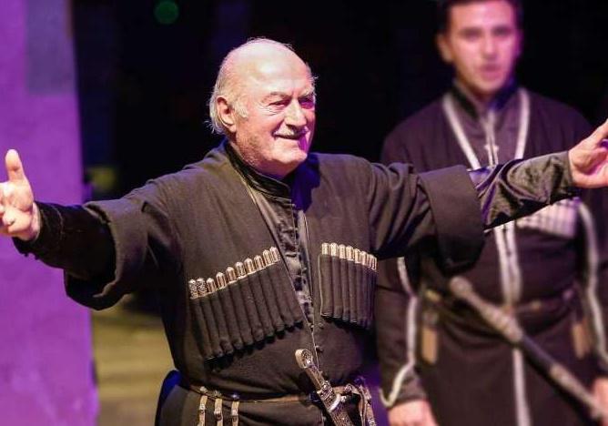 "თუ ხშირ-ხშირად დამინახავენ ჩასულს, - "პრავადნიკად“ ხომ არ დაგიწყია მუშაობაო? თუ დამიგვიანდა ჩასვლა, - წამოდი, დედაშენს გაგაცნობო" - ჯემალ ჭკუასელის გურული ამბები