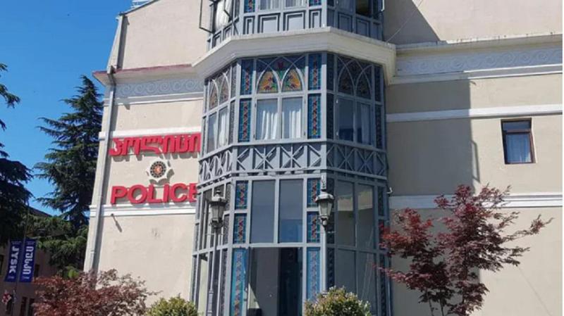 "პოლიციელებმა უგონოდ მთვრალ კაცს სცემეს, აგინეს, დაასისხლიანეს" - რას წერენ სააგენტო "მაუწყებლისა" და აჭარის ტელევიზიის ჟურნალისტები ბათუმის პოლიციის განყოფილებაში მომხდარზე