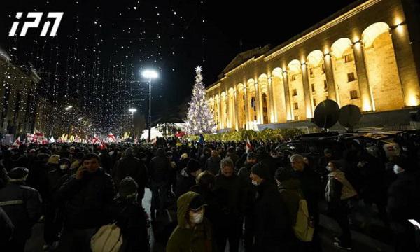 რა ხდება ამ წუთებში რუსთაველის გამზირზე, სადაც “ნაციონალური მოძაობის” აქცია მიმდინარეობს