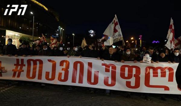 "ერთიანი ნაციონალური მოძრაობის“ მხარდამჭერები რესპუბლიკის მოედნიდან პარლამენტის შენობისკენ საპროტესტო მსვლელობით მიემართებიან