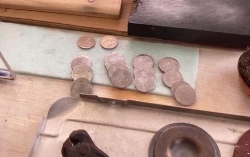 დააკავეს პირი,  რომელმაც  563 ცალი 1-ლარიანის ფორმისა და ზომის მონეტა დაამზადა - "ჩარიცხვის აპარატებით  ჩარიცხა  მეუღლის ანგარიშზე და შემდეგ გაანაღდა"