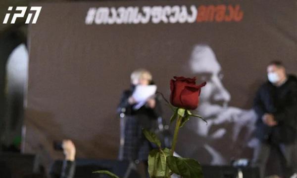 "დღეს ჩვენ დამოუკიდებლობის დაკარგვის საფრთხის წინაშე ვართ"  - გიული ალასანიამ რუსთაველის გამზირზე შეკრებილ "ნაციონალური მოძრაობის" მხარდამჭერებს მიმართა