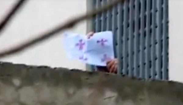 "დედაჩემის თვალწინ ბადრაგმა სცადა ჩემი ფანჯრის რაფიდან ძალით ჩამოყვანა მხოლოდ იმიტომ, რომ ხალხს საკუთარი ხელით დახატული დროშა დავუქნიე" - მიხეილ სააკაშვილი