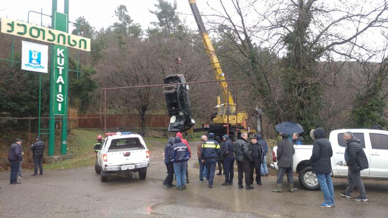ქუთაისში, მდინარე წყალწითელაში,  ავტომობილი გადავარდა - ავტომობილში მყოფი ხუთი ადამიანიდან ორი ადგილზე გარდაიცვალა
