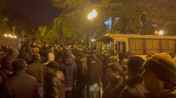 სოხუმში ოპოზიცია ე.წ. პარლამენტის შენობაში შეჭრას ცდილობს