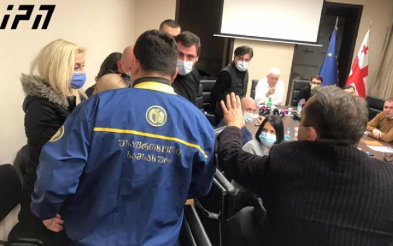 თბილისის საკრებულოს სატრანსპორტო საკითხთა კომისიის სხდომაზე სიტყვიერი დაპირისპირება იყო