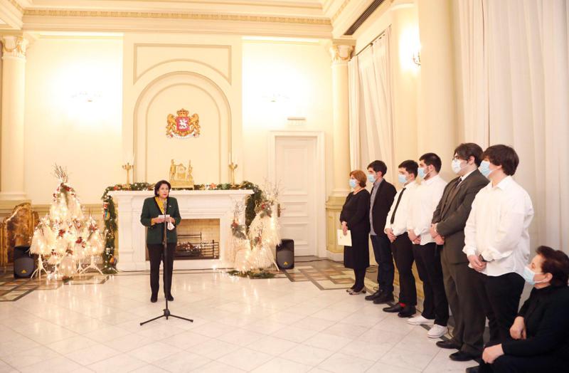 კობა დავითაშვილის დედა,  მეუღლე და შვილები - სალომე ზურაბიშვილმა გარდაცვლილი პოლიტიკოსის ოჯახს უმასპინძლა: ფოტოები ორბელიანების სასახლიდან