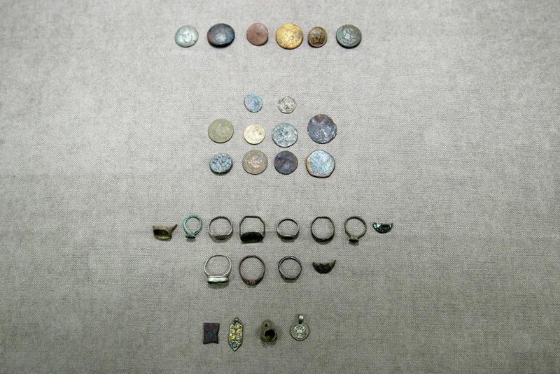 12 ბეჭედი, ბრინჯაოს გულსაკიდი და დავით აღმაშენებლის მიერ მოჭრილი მონეტა - რა ინფორმაციას ავრცელებს სუს-ი უნიკალური აღმოჩენის შესახებ (ფოტოები)