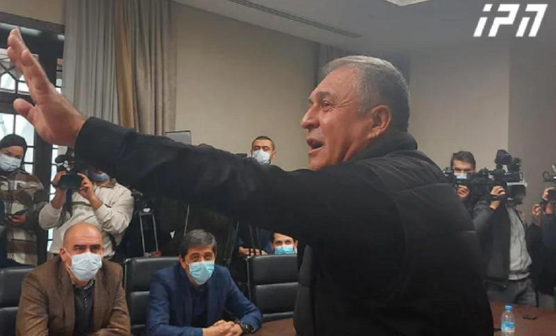 "შეიცვლება ხელისუფლება და განახებთ, როგორ მოგიწევთ პასუხისგება" - სიტყვიერი დაპირისპირება თბილისის საკრებულოში