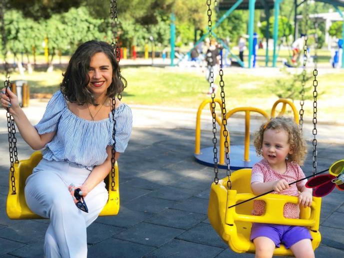 "ძალიან რთულია, მაგრამ როდესაც სამსახურიდან ვბრუნდები, ვცდილობ, მაქსიმალურად ავინაზღაურო ის დრო, როცა მასთან ერთად არ ვიყავი" - "დილის პალიტრის" წამყვანი დედის ამპლუაში და მშობიარობის შემდეგ ფორმაში ჩადგომის საიდუმლო