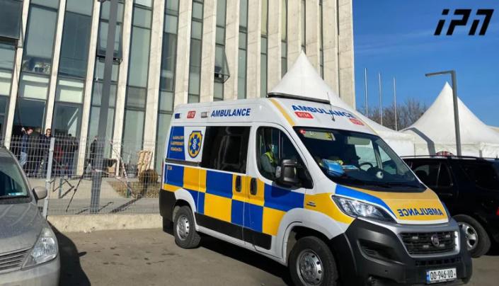 "რამდენიმე მოშიმშილეს სამედიცინო დახმარება დასჭირდა" - "ნაცმოძრაობის" ოფისთან მედპუნქტია გახსნილი და სასწრაფოს ბრიგადა მორიგეობს