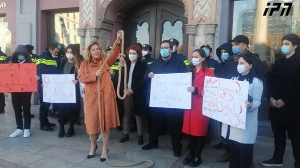 "ნუ გვახრჩობთ“, "რამდენი იშოვე კალაძე" - ამ ლოზუნგებით საკრებულოსთან აქცია-პერფომანსი მიმდინარეობს