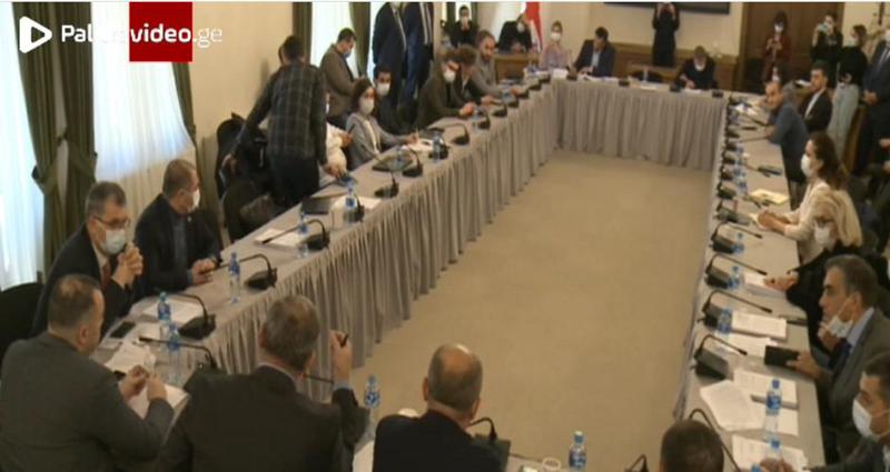 "თითი ჩაწიე, ჭკვიანად იყავი, ნუ "ბლატაობ“ - ხმაური და არეულობა საპარლამენტო კომიტეტების სხდომაზე: ვინ ვის დაუპირისპირდა?