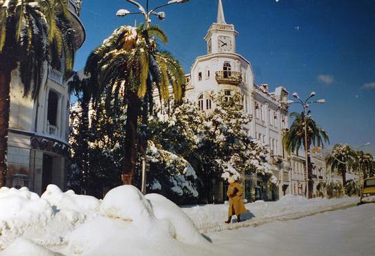 "წყლის და შუქის გარეშე ვართ... სამაგიეროდ, აფხაზი მამაკაცები ყველა სახეობის იარაღით გააწითლებენ ცას" - როგორ ხვდებიან ახალ წელს ოკუპირებულ რეგიონებში?