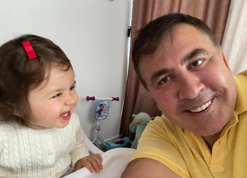 "საქართველოში გამომგზავრებამდე" - მიხეილ სააკაშვილისა და ელის მარიას ერთობლივი ფოტო