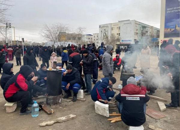 აქტივისტებმა ალმათის ტელევიზიისა და რადიო "მირის“ ოფისი დაარბიეს, აპარატურა კი გაანადგურეს