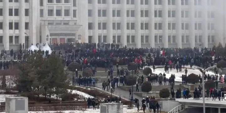 საპროტესტო აქციის მონაწილეები ალმათის ადმინისტრაციული ცენტრის შენობაში შეიჭრნენ