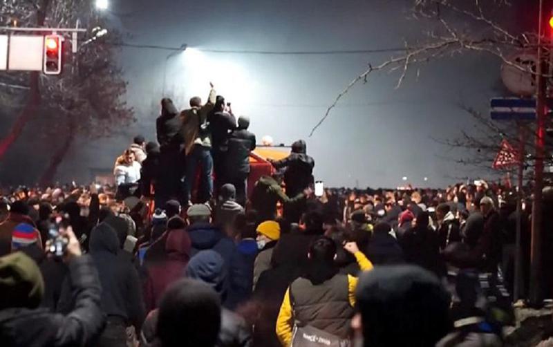 ყაზახეთის მთავრობა გადადგა - რას მოჰყვა საზოგადოების მწვავე პროტესტი, რა ხდებოდა ქვეყანაში მთელი ღამის განმავლობაში და როგორია ვითარება ახლა (ფოტოები)