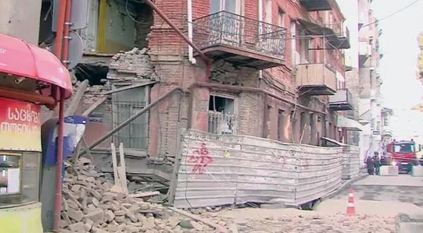 თბილისში, მეტეხის ქუჩაზე სახლი ჩამოინგრა