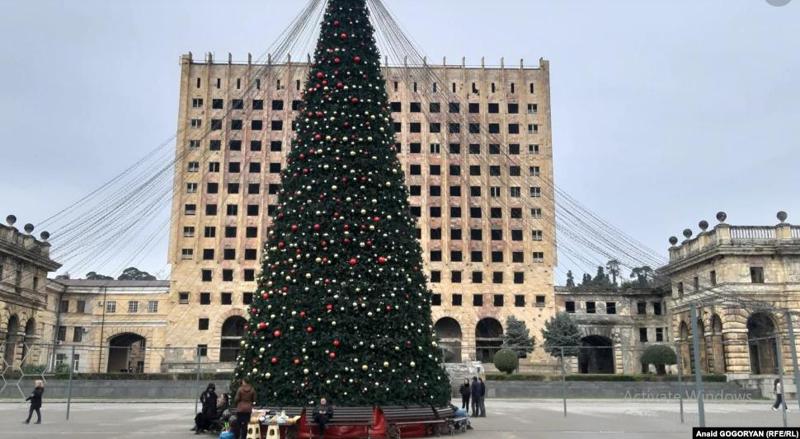 "ხალხი უშუქოდ ზის, ხელისუფლება კი მშვენიერ დროს ატარებს, რასაც ხშირად სისხლისღვრა მოჰყვება" - მძიმე სოციალური და პოლიტიკური კრიზისი აფხაზეთში