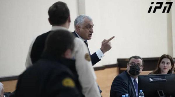 "მაგ სიმართლით იარე, 3 წელია, ბოდავ" - მამუკა ხაზარაძე მოსამართლემ სხდომათა დარბაზიდან გააძევა