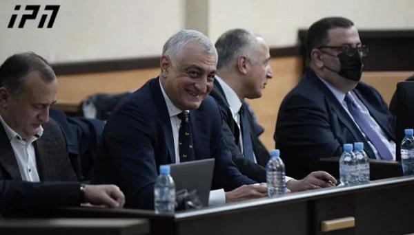 მამუკა ხაზარაძე სხდომათა დარბაზში დააბრუნეს