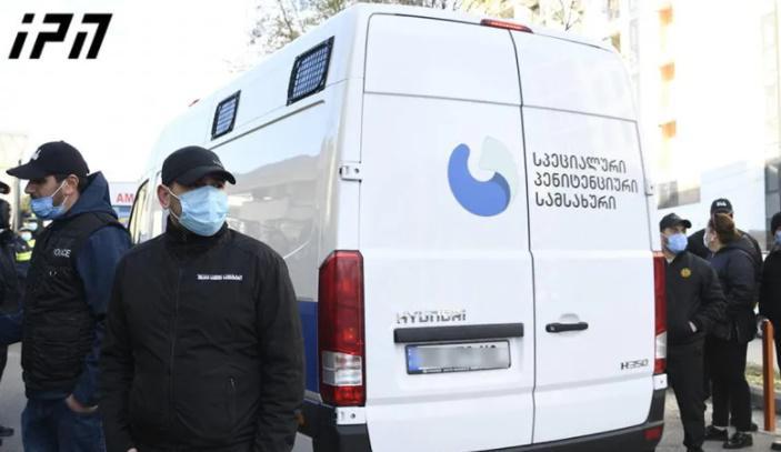 მიხეილ სააკაშვილი რუსთავის ციხიდან თბილისის საქალაქო სასამართლოში გადაჰყავთ