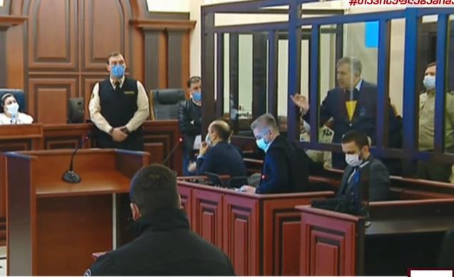 "თქვენ ისეთივე სასამართლო ხართ, როგორც მე ვარ ასტრონავტი... ვერ გამაწყვეტინებთ საუბარს!" - რამ გააღიზიანა სააკაშვილი პროცესზე?