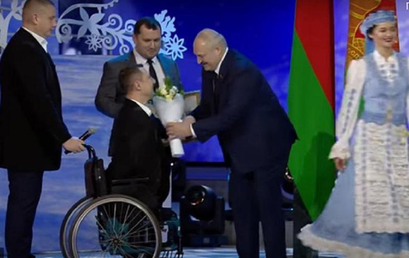 ლუკაშენკომ ყვავილების თაიგული გადასცა კაცს, რომელსაც ხელები არ ჰქონდა - უხერხული კადრები, რომელიც სოციალურ ქსელში ვირუსულად გავრცელდა