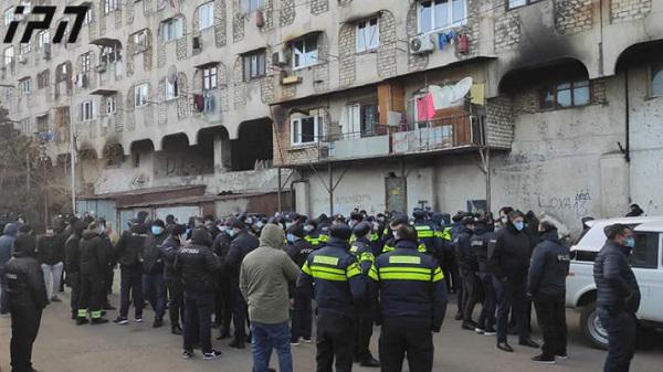 ხმაური სანატორიუმ "ქართლთან” - მამაკაცი პროტესტის ნიშნად შენობიდან გადმოხტა