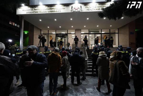 ჯანდაცვის სამინისტროსთან დევნილების მხარდამჭერი მდუმარე აქცია მიმდინარეობს