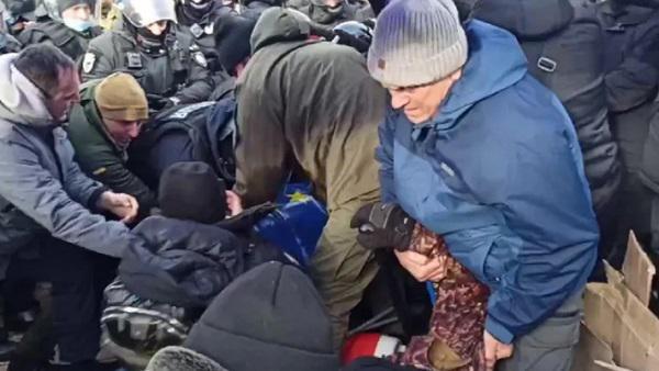 კიევის პოლიციამ პეტრო პოროშენკოს მხარდამჭერების წინააღმდეგ ცრემლსადენი გაზი გამოიყენა