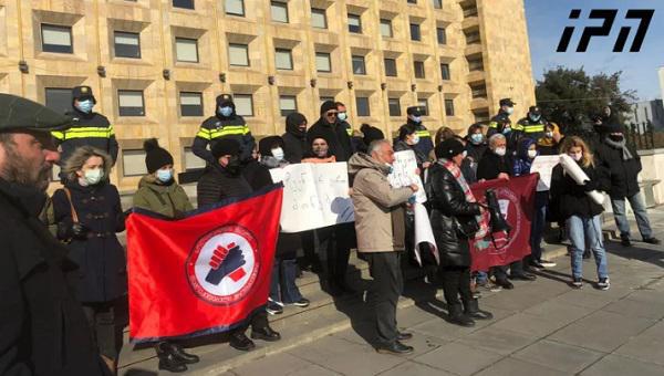 “მოგვეცით ბენეფიციარამდე მისასვლელი გზის ხარჯი” - სოციალური მომსახურების სააგენტოს თანამშრომლები თბილისსა და ბათუმში საპროტესტო აქციას მართავენ