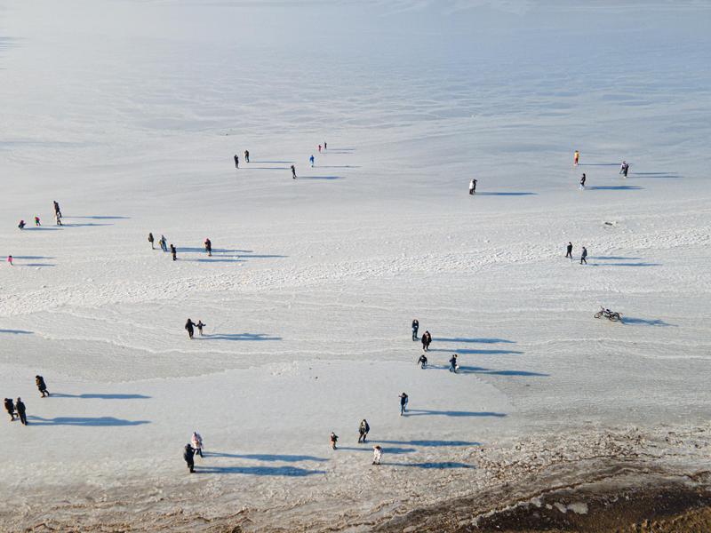 "ლისის ტბა ისე გაიყინა, ზედ ჩვეულებრივად დადიოდნენ" - გაყინული ლისის ტბის შთამბეჭდავი ფოტოები