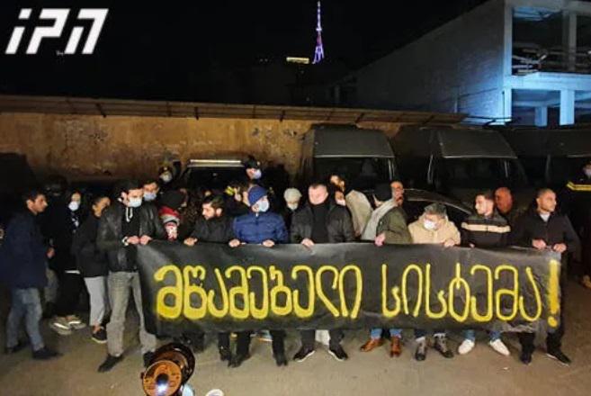 სამოქალაქო აქტივისტები "ქართული ოცნების“ ოფისთან თბილისის მეტროში გადაღებულ ვიდეომასალასთან დაკავშირებით აქციას მართავენ